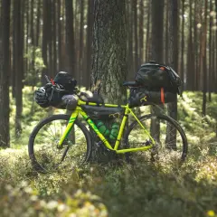Rower z sakwami, gotowy na bikerafting w leśnej głuszy.