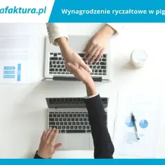 Dwie osoby ściskają sobie dłonie nad laptopami, symbolizując udane porozumienie w sprawie wynagrodzenia ryczałtowego.