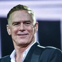 Uśmiechnięty Bryan Adams, którego żona pewnie jest dumna z jego występów.