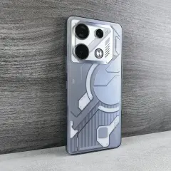 Telefon z futurystycznym tyłem, przypominającym elementy przetwarzania brzegowego. Wyraźny moduł aparatu 108MP.