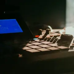 Na ekranie urządzenia widoczna jest tabela strojenia perkusji, z informacjami o ścieżce i programie.