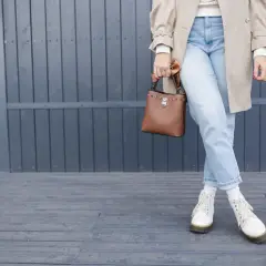 Jakie buty do mom fit? Sekrety stylistki, by wydłużyć nogi!