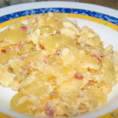 Patatas revueltas con huevo y trocitos de bacon, un plato casero delicioso y reconfortante.