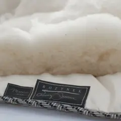 Puszysta owcza wełna w kołdrze. Czy można wyprać kołdrę z owczej wełny w pralce? Metka "Merino line" sugeruje delikatność.