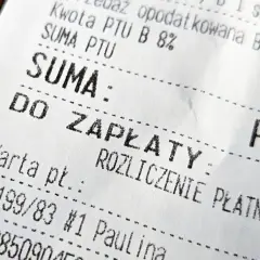 Fragment paragonu z napisem "SUMA: DO ZAPŁATY". Widoczna też kwota podatku i numer karty płatniczej. To faktura do paragonu.
