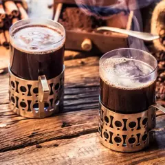 Para dwóch miłośników kawy. Gorąca, aromatyczna kawa czeka na degustację.