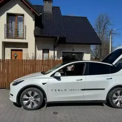 Tesla Model 3: Ile KM ma każda wersja? Poznaj moc i osiągi
