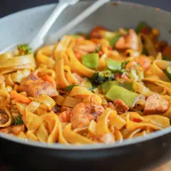 Pyszne spaghetti z kurczakiem i warzywami – łatwy przepis na obiad