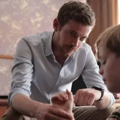 Ein Mann spricht mit einem Jungen, dessen Hand er hält. Die Szene erinnert an die Serie "Chemie des Todes".