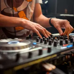 DJ na wesele: Ile kosztuje? Uniknij ukrytych opłat!