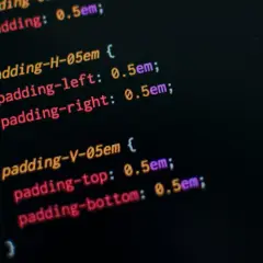 Fragment kodu CSS pokazujący, jak dodać CSS do HTML, definiując właściwości padding.