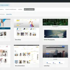 Wybór motywu do stworzenia bloga. Widok panelu WordPress z dostępnymi szablonami stron.