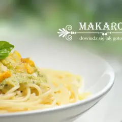 Pyszny makaron orkiszowy z zielonym pesto i warzywami, udekorowany bazylią. Dowiedz się, jak go przygotować!