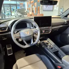 Nowoczesne wnętrze Cupra Formentor z dużym ekranem multimediów, sportową kierownicą i eleganckimi detalami.
