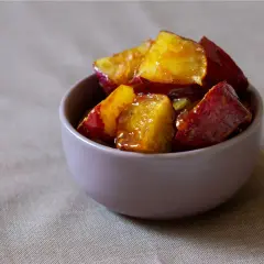 Trozos de boniato al horno glaseados en un cuenco.