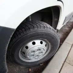 Opona zimowa na kole busa. Czy do busa muszą być opony c? Tak, dla bezpieczeństwa w zimowych warunkach.