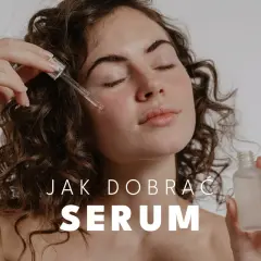 Kobieta z serum w pipetce i buteleczką kosmetyku.