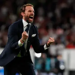 Gareth Southgate, prowadzone drużyny, świętuje zwycięstwo z zaciśniętymi pięściami.