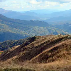 Widok na Bieszczady Połonina Wetlińska. Grupa turystów podziwia jesienne krajobrazy górskie.