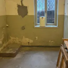 Ein feuchter Keller in einem Altbau. Hier ist eine Kellerabdichtung sinnvoll, um Schimmel und Schäden vorzubeugen.