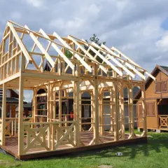 Drewniana konstrukcja domu w budowie. Zastanawiasz się, ile kosztuje dom drewniany 70m2? Oto jego szkielet.