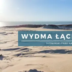 Piaskowe wzgórza wydmy Łąckiej w Słowińskim Parku Narodowym, z widokiem na morze i niebo.
