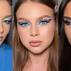 Maquillaje audaz con delineado azul eléctrico y sombras celestes, perfecto para un vestido azul marino.
