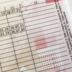 Prawo jazdy z wpisanymi datami dla kategorii B. Ile godzin jazd na kat B? Dokument zawiera wpisy dotyczące daty wydania i ważności prawa jazdy.