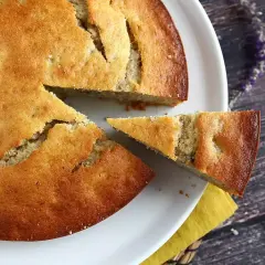 En saftig banankaka i sockerkaksform, perfekt för fikat. En bit är redan uppskuren.