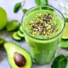 Zielony koktajl z awokado, kiwi i jabłka, posypany nasionami chia i granolą. Idealne na zdrowe śniadanie. Inspiracja na smoothie przepisy.