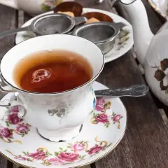 Elegancka filiżanka z czarną herbatą, idealna do delektowania się chwilą. Dowiedz się, ile parzyć czarną herbatę, by uzyskać najlepszy smak.