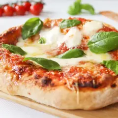 Pizza napolitana casera, con tomate, mozzarella fundida y albahaca fresca. ¡Una delicia para tu receta!