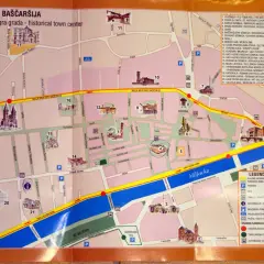Mapa Baščaršije w Sarajewie: zobacz zabytki, muzea i meczety. Znajdź drogę do zabytków, które warto zobaczyć w Sarajewie.
