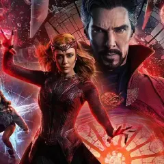 Doktor Strange w multiwersum obłędu: Wanda, Strange i inni bohaterowie walczą z siłami chaosu, otoczeni magicznymi eksplozjami i rozpadającymi się światami.