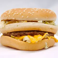 Klasyczny Big Mac z dwoma kotletami wołowymi, serem, sałatą i sosem. Zastanawiasz się, ile kalorii ma Big Mac?