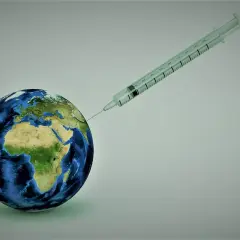 Szczepienia na świecie, jakby Ziemia otrzymywała dawkę leku. Może to symbolizować globalne szczepienia, w tym te w Meksyku.