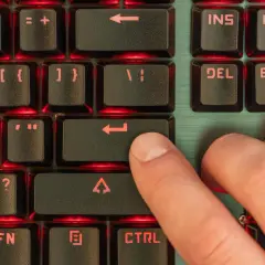 Palec naciska klawisz Enter na podświetlanej klawiaturze. Brak polskich znaków na klawiaturze, tylko symbole i litery.