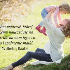 Ciężarna kobieta bawi się z córką na trawie. Cytaty o synu i matce.