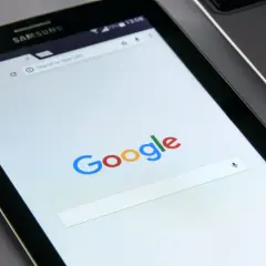 Tablet z otwartą przeglądarką Google. Szukasz programu do wgrywania Androida na tablet?