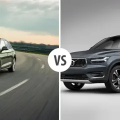 Zielony Audi Q5 na drodze, obok szarego Volvo. Porównanie audi q5 wymiary i możliwości.