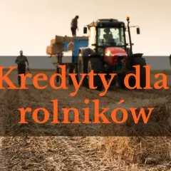 Rolnicy zbierają siano przy traktorze. Napis "Kredyty dla rolników" sugeruje wsparcie finansowe dla ich pracy.