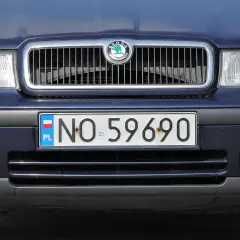 Stare tablice rejestracyjne wykazują numer NO 59690 na ciemnoniebieskim samochodzie Skoda.