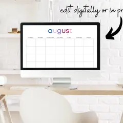Calendario de agosto en pantalla de ordenador, con días de la semana y casillas vacías.