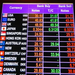 Tabla de cambio de divisas: ¿cuánto dinero llevar a Tailandia? Muestra tasas para USD, EUR, GBP, JPY, SGD, HKD, AUD, NZD, CHF, SEK, DKK, CAD.
