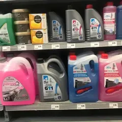 Półka z płynami do chłodnic: różowe, zielone i niebieski płyn do chłodnic. Wśród nich produkty marek Borygo, Petrygo, Tech-On, Phenix.