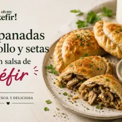 Empanadas de pollo y setas doradas, rellenas y servidas con salsa de kéfir.