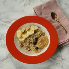 Pyszna owsianka z masłem orzechowym, bananem, jagodami i nasionami chia. Idealne śniadanie na dobry początek dnia.