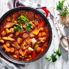 Gęsty, aromatyczny forszmak przepis oryginalny w garnku. Mięso, kiełbasa, papryka i pieczarki w sosie.