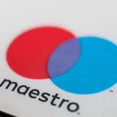 Nahaufnahme einer Maestro Karte mit dem bekannten Logo. Perfekt für Reisen ins Ausland.