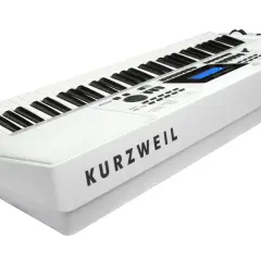 Biały keyboard Kurzweil KP140 z dynamiczną klawiaturą i niebieskim wyświetlaczem, gotowy do tworzenia muzyki.